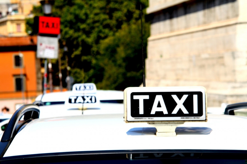 taxis-TOURRETTE LEVENS-min_taxi_auto_rome_road_white-1051610